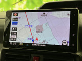 鮮明な地図表示で、スムーズなナビゲーションを実現。詳細なルート案内で、初めての道でも安心して目的地へ向かうことができます。