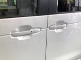 【ドアハンドル】Hondaスマートキーを携帯し、ロックボタン、ドアハンドルを操作することで施錠や解錠ができます。