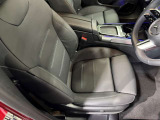 メルセデスのシートは、少し硬めに出来ておりますので、長時間の運転でも疲れにくく、安全にドライビングをお楽しみ頂けます