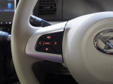 オーディオ操作用のステアリングスイッチ。運転姿勢を変えることなく手元で音量調節や選曲などの操作ができます。