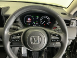 ステアリング右手側に安全運転支援機能のホンダセンシングをコントロールするスイッチ、左手側にオーディオ関連のコントロールスイッチを配置、視線を逸らすことなく運転に集中できます