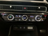 プラズマクラスター搭載フルオートエアコンディショナーとなっております。運転席と助手席でそれぞれで温度設定ができますので、快適にドライブをすることができます。