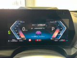 ライブコックピット :ナビゲーションに組み込まれたシステムでディスプレイと液晶メーターパネルにさまざまな情報をわかりやすく表示します。機能をドライバーの好みに合わせてカスタマイズすることもできます。