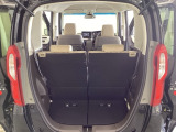 開口部も広く荷物の積み下ろしもしやすいお車となっております。シートの背もたれは5:5の割合で背もたれを可倒でき、前後のシートスライドもできるので荷室をひろげることができます。
