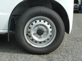 タイヤサイズは、145/80R12です。