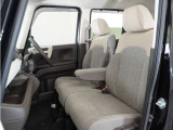 運転席と助手席は足元が繋がっているので自由に行き来しやすいので駐車場が狭いときでも助手席側からスムーズに乗り降りできて便利!