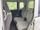 後部座席への乗り降りもスムーズ。広々とした開口部が、荷物の出し入れも楽々行えます。家族みんなで快適なカーライフを。