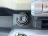 USB端子が差し込めるようになっています!ケーブルを接続することで車内でスマートフォン等の充電が可能に!