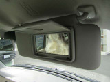 運転席のサンバイザーには、バニティミラーが付いています。ちょっとした身だしなみチェックに便利です♪