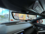 後続車のヘッドライトの眩しさを自動で軽減してくれる自動防眩ルームミラー。夜間のハイウェイなどでも、目の疲労を抑えて安全運転に貢献します。