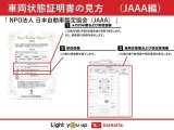 専用のエンジンクリーナーで全体に噴霧し汚れを浮かします。ボンネット裏などの汚れを中心にブラシがけを行い、洗浄しエアブローで仕上げております。