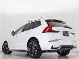 Volvo Cars appで車にリモートアクセスして、空調機能の操作や車の施錠・開錠、ソフトウェア更新などが可能です。エアコンやシートヒーターを操作して、出発前に車内を快適な温度に整えられます。