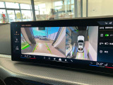 【全周囲カメラ】全周囲カメラ装備車両で御座いますので、狭い駐車スペースでもお車の全体図が確認でき、障害物との接触を未然に防ぐことが可能です。