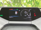 スタイリッシュなメーターで、運転状況を一目で確認できます。デジタル表示により、様々な情報を分かりやすく表示します。