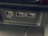 USB接続、、スマ-トフォンの充電等にも便利なUSBチャージャーも使いやすい場所に装備されています。