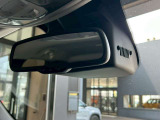 自動防眩機能付きのルームミラーで、後続車のライトがまぶしいときなどもしっかり後方を確認できます。