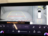 パノラミックビューモニターを装備。駐車場や交差点でクルマを真上から見るように周囲を確認できます。機能の詳細は販売店スタッフまでおたずねください。