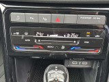 タッチ式エアコンに加え、駐車支援やアイドリングストップなどのスイッチを中央にまとめています。
