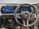 【ハンドル】ドライバーとBMW車の一体感がダイレクトに伝わるステアリングホイール。形状・太さへの拘りに加えて、操作性を高める為にスイッチ類も配置。クイックかつ安定のドライビングを体感下さい!