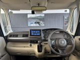 運転席から見たステアリング周辺の様子になります。シフトもインパネ内にスッキリ収納されており、操作が分かりやすく、運転しやすい配置になっております!