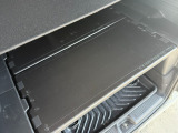 【荷室用ユーティリティボード】荷室を上下に分割してスペースの有効活用を可能にするボード。反転させれば濡れたアイテムを気にせずに載せられるワイバブル使用です