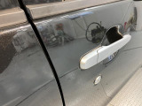 ドアにキズ、ひっかきキズがあります。