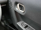 ドアとウィンドウのロックも可能で、後部座席にお子様が乗車しても安心です!