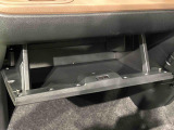 大きな荷物を収納できる、便利な助手席グローブボックス
