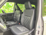 シンプルで機能的なデザインの室内空間。運転に必要な情報を分かりやすく表示。安全運転をサポートする装備も充実しています。