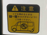 最も気になる室内は、特にこだわってクリーニングしております。マットやシートだけではなく、エアコンの吹き出し口やドアノブの隙間など、様々なブラシや道具を使い分けて、隅々までクリーニングしております。