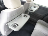 ◆シートバックテーブル◆フロントシートの背面に後席用のテーブルがついています。小物が置けて!カップホルダーもあります、ドライブ中や休憩時にも便利なテーブルです。
