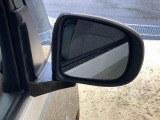 最も気になる室内は、特にこだわってクリーニングしております。マットやシートだけではなく、エアコンの吹き出し口やドアノブの隙間など、様々なブラシや道具を使い分けて、隅々までクリーニングしております。