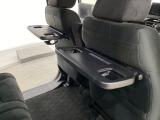 運転席・助手席の背もたれには、2列目シート用にカップホルダー付きの「格納式のシートバックテーブル」を装備しています。休憩時のちょっとした時間などカップを置いたり、小物置きに使えて便利です。