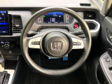 インテリアに合わせたデザインのステアリングは、運転される方のことも考え、運転しやすい形状、大きさです。是非一度、実際に触ってお確かめください。