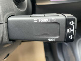 ルノー独自のオーディオ操作「サテライトスイッチ」でハンドルから手を離さなくても音量調節がおこなえます