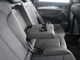 ●後席用のドリンクホルダーとアームレスト。意外と無い車もあります。あるといつまでも乗っていたくなります。長時間ドライブにはさらに役立ちます!