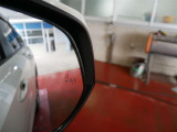 隣車線を走る車両をレーダーで検知し、ドアミラーでは確認しにくい後側方エリアに存在する車両に加え、急接近してくる車両も検知します。車両を検知するとドアミラーに搭載されたLEDインジケーターが点灯します。