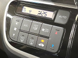【オートエアコン】一度お好みの温度に設定すれば、車内の温度を検知し風量や温度を自動で調整。暑い&hellip;寒い&hellip;と何度もスイッチ操作をする必要はありません。快適な車内空間には必須の機能ですね♪