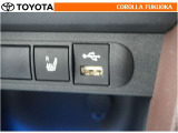 ポータブルオーディオなどの機器を接続して、車両のスピーカーで聞くことができます。