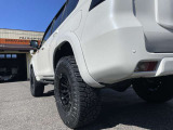 上位モデルとしてフラッグシップの300系ランドクルーザーがありますが、それよりも少しボディが小さく日本の狭い道路でも扱いやすいのがランドクルーザー150系のランドクルーザープラドという位置づけです。