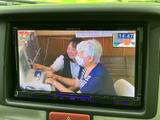 停車時にテレビを視聴できる機能が搭載。移動時間も快適にお過ごしいただけます。
