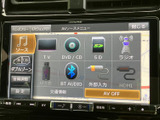 ラジオ、CD、USB接続など、多彩なメディアからお好みの音楽を楽しめます。細かな設定もスムーズに行え、快適なカーライフを演出。