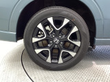 純正アルミホイールです。車にぴったりなデザインで、足元がおしゃれに♪また、スチールホイールに比べ軽いので、車の燃費も良くなりますよ!
