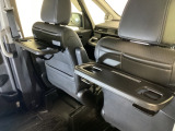 運転席・助手席の背もたれには、2列目シート用にカップホルダー付きの「格納式のシートバックテーブル」を装備しています。休憩時のちょっとした時間などカップを置いたり、小物置きに使えて便利です。