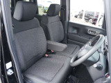 【運転席・助手席】座り心地の良い運転席・助手席です。長時間のドライブの疲れ軽減に貢献します。どうぞ快適なドライブを。