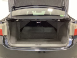 リアシートの背もたれを前方に倒して荷室を広げられますので、長いお荷物も積むことができます。背もたれは6:4の割合で分割して可倒できます。