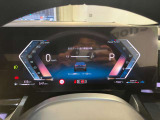 ライブコックピット :ナビゲーションに組み込まれたシステムでディスプレイと液晶メーターパネルにさまざまな情報をわかりやすく表示します。機能をドライバーの好みに合わせてカスタマイズすることもできます。