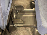 中敷きを立ち上げれば、倒れやすい荷物も安定して積める置きラクボックスが標準装備