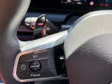 オートワイパーは雨が降り出してフロントガラスの上に水滴になると、それをセンサーが感知して自動的にワイパーを作動させるという便利機能です。