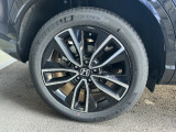 純正アルミ装備。タイヤサイズ225/50R18です。